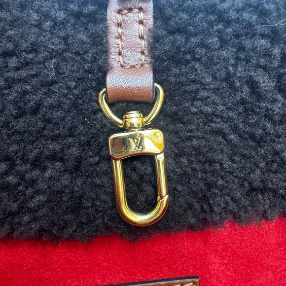 Louis Vuitton Monogram Teddy On The Go GM Tote Bag Dark Brown/Cream Shearling - Picture 12 of 16